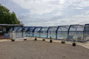 Village de l’Armorique - Pool mit Überdachung auf dem Campingplatz
