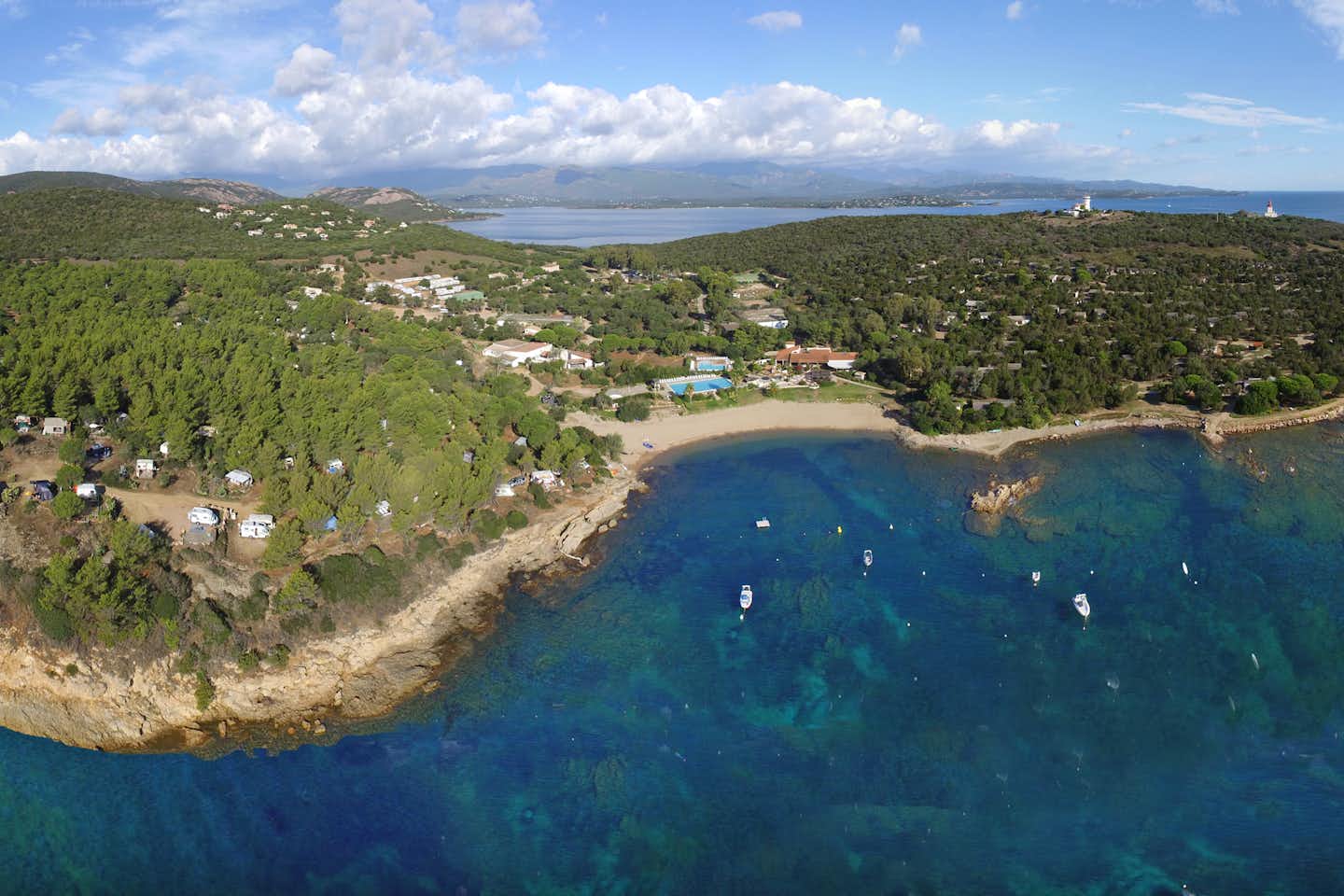 Village de Vacances Naturiste La Chiappa  -  Luftaufnahme vom Campingplatz am Mittelmeer auf Korsika