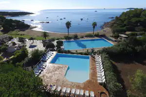Village de Vacances Naturiste La Chiappa - Poolbereich vom Campingplatz am Mittelmeer aus der Vogelperspektive