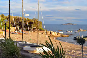 Village de Vacances Naturiste La Chiappa - Boote am Strand vom Campingplatz