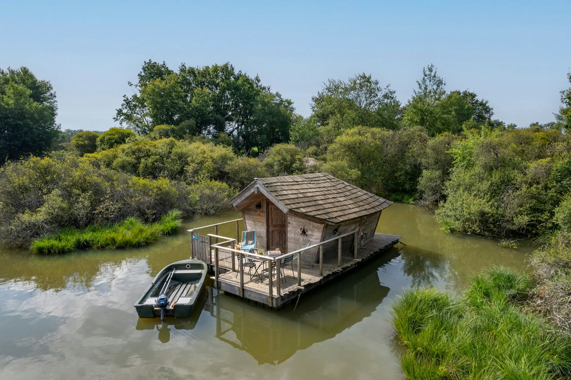 Sandaya Village Flottant de Pressac - Außenansicht Mobilheim auf dem Wasser mit Boot