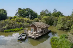 Sandaya Village Flottant de Pressac - Außenansicht Mobilheim auf dem Wasser mit Boot