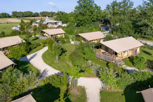 Sandaya Village Flottant de Pressac - Außenansicht Mobilheime auf dem Campingplatz