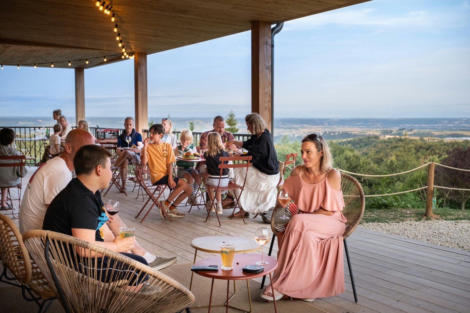Village Huttopia Pays de Condrieu  - Restaurant mit Terrasse auf dem Campingplatz