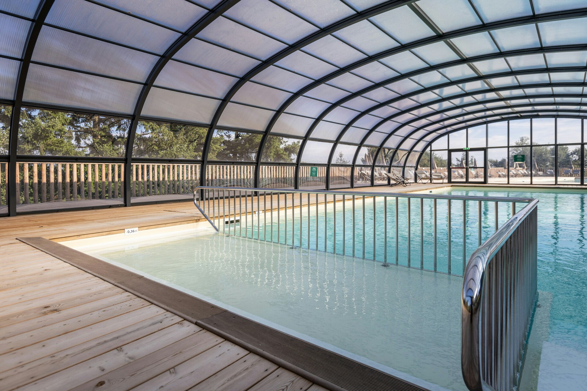 Village Huttopia Pays de Condrieu - Pool mit Überdachung auf dem Campingplatz