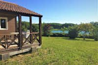 Village Les Chalets de Dordogne  - Mobilheim mit Veranda auf dem Campingplatz