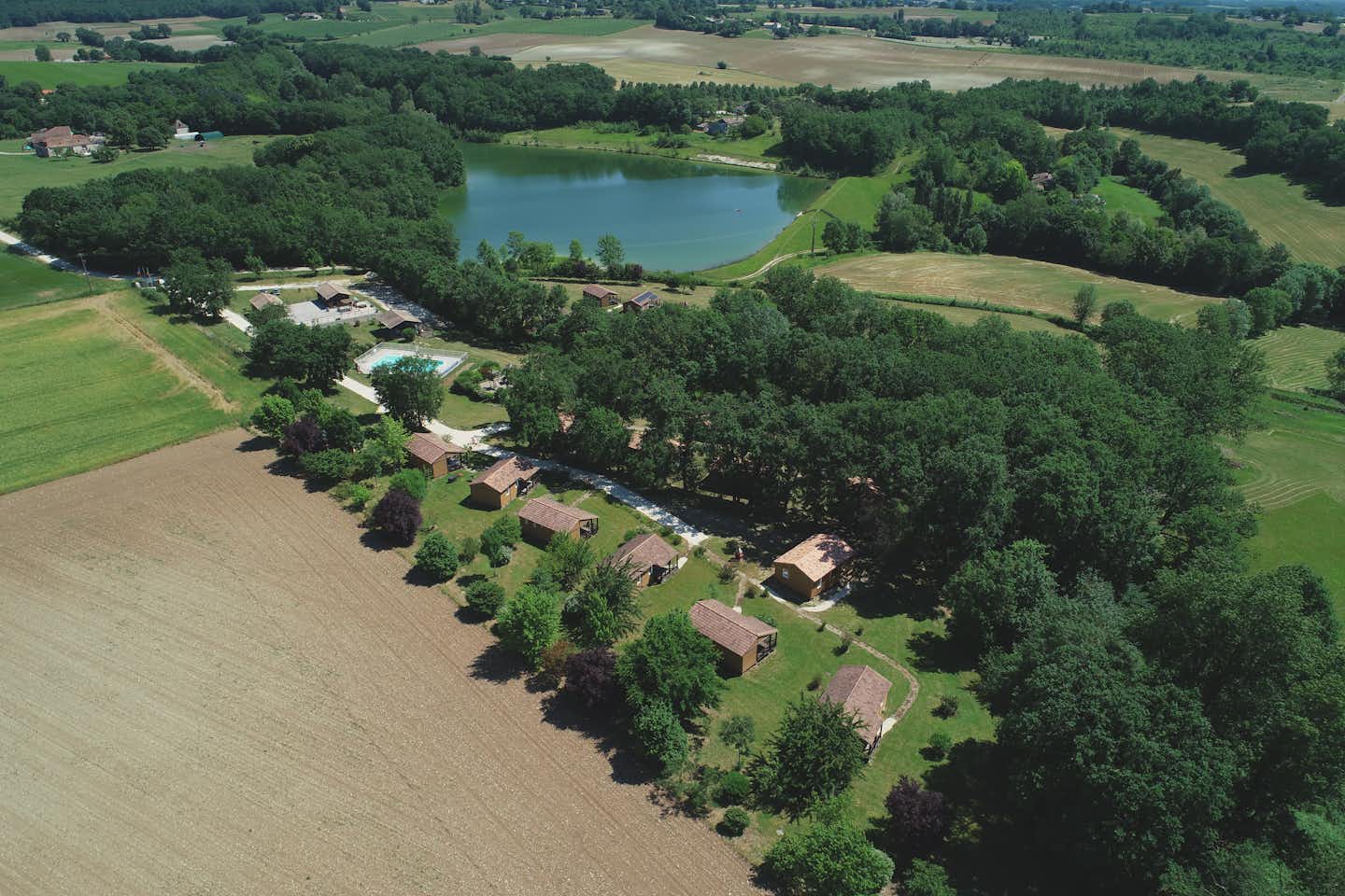 Village Les Chalets de Dordogne - Campingplatz Luftaufnahme