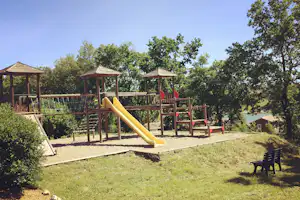 Village Les Chalets de Dordogne - Kinderspielplatz auf dem Campingplatz