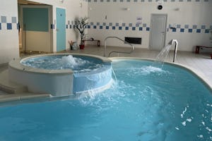 Village Les Pins d'Or - Innenansicht Indoorpool mit Whirlpool