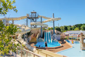 Yelloh! Village Pomme de Pin - Rutschen im Wasserpark des Campingplatzes