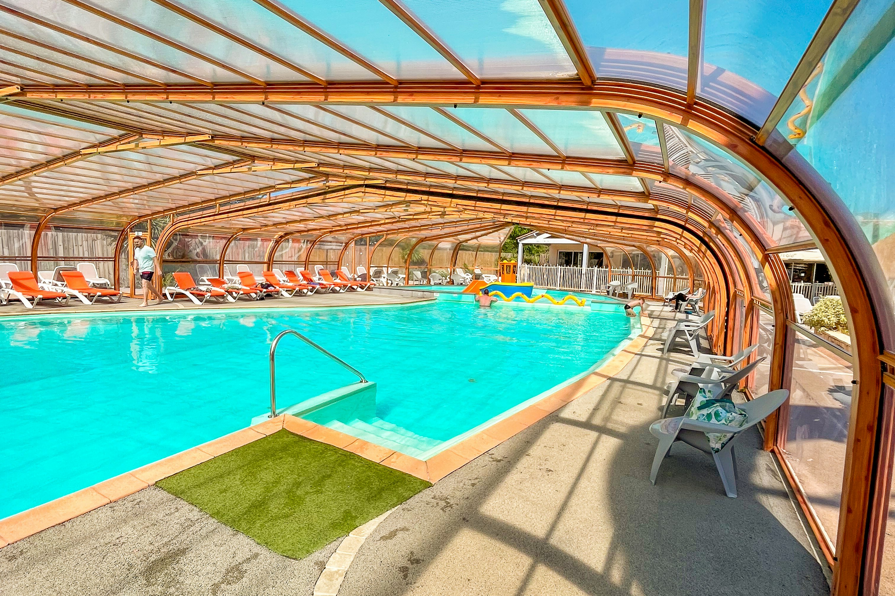 Yelloh! Village Pomme de Pin - Innenansicht überdachter Pool