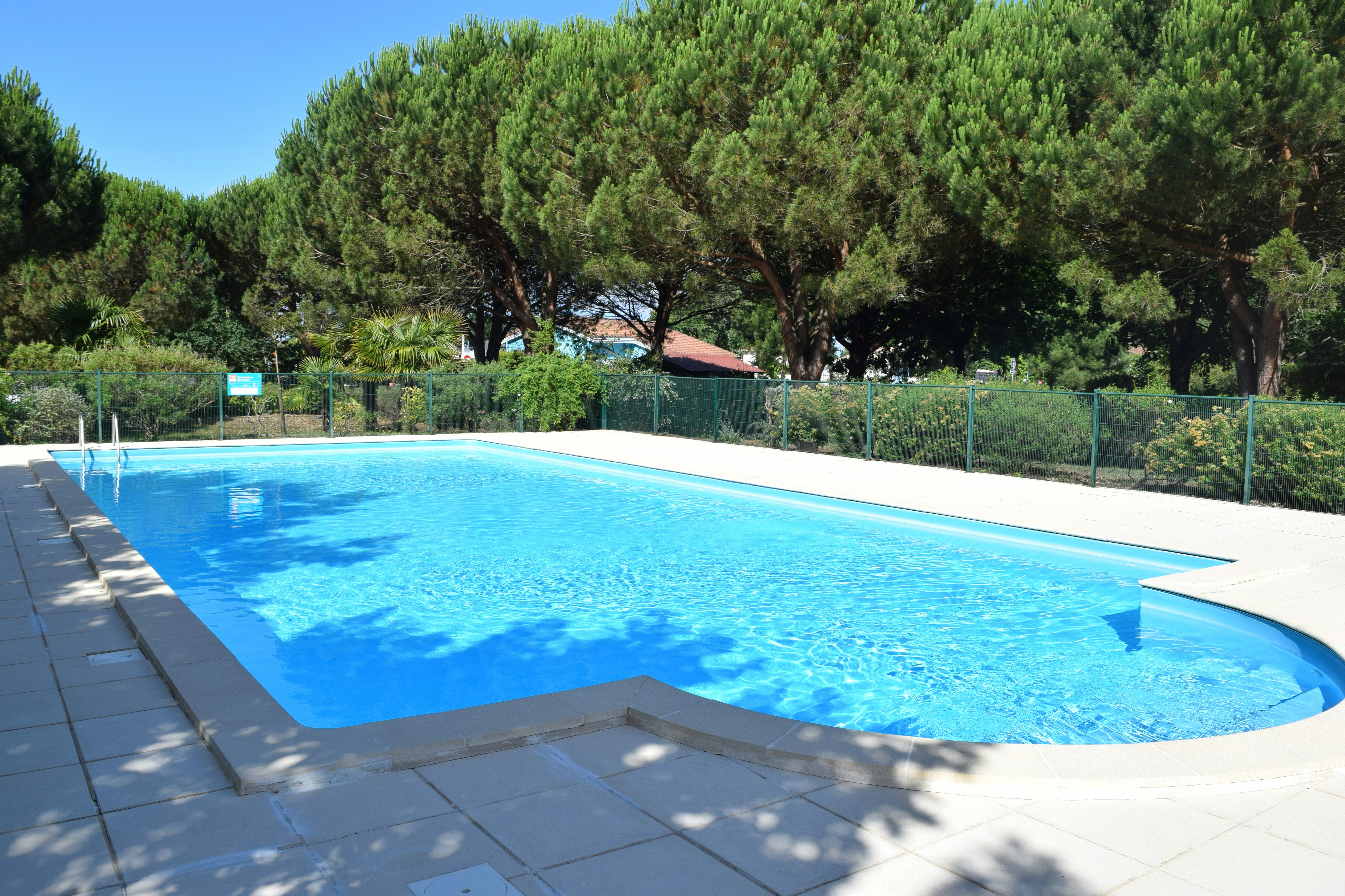 Village Seasonova Bassin @ Camping Braou - Pool im Freien auf dem Campingplatz