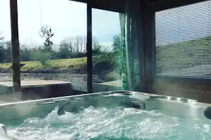 Village Toue des Demoiselles - Jacuzzi auf dem Campingplatz