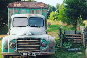 Village Toue des Demoiselles - vor dem Oldtimer-Wohnwagen auf dem Campingplatz