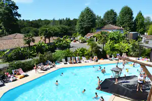 Village Tropical Sen Yan - Campingplatz mit Pool, Liegestühlen und Sonnenschirmen