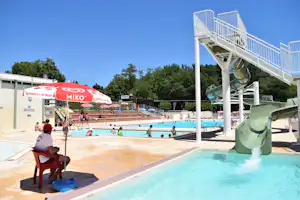 Village Vacances Camping Du Lac - Outdoor-Poollandschaft mit Rutsche