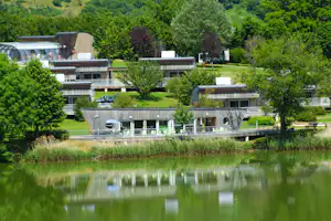 Village vacances du Lac de Menet - Mobilheime auf dem Campingplatz