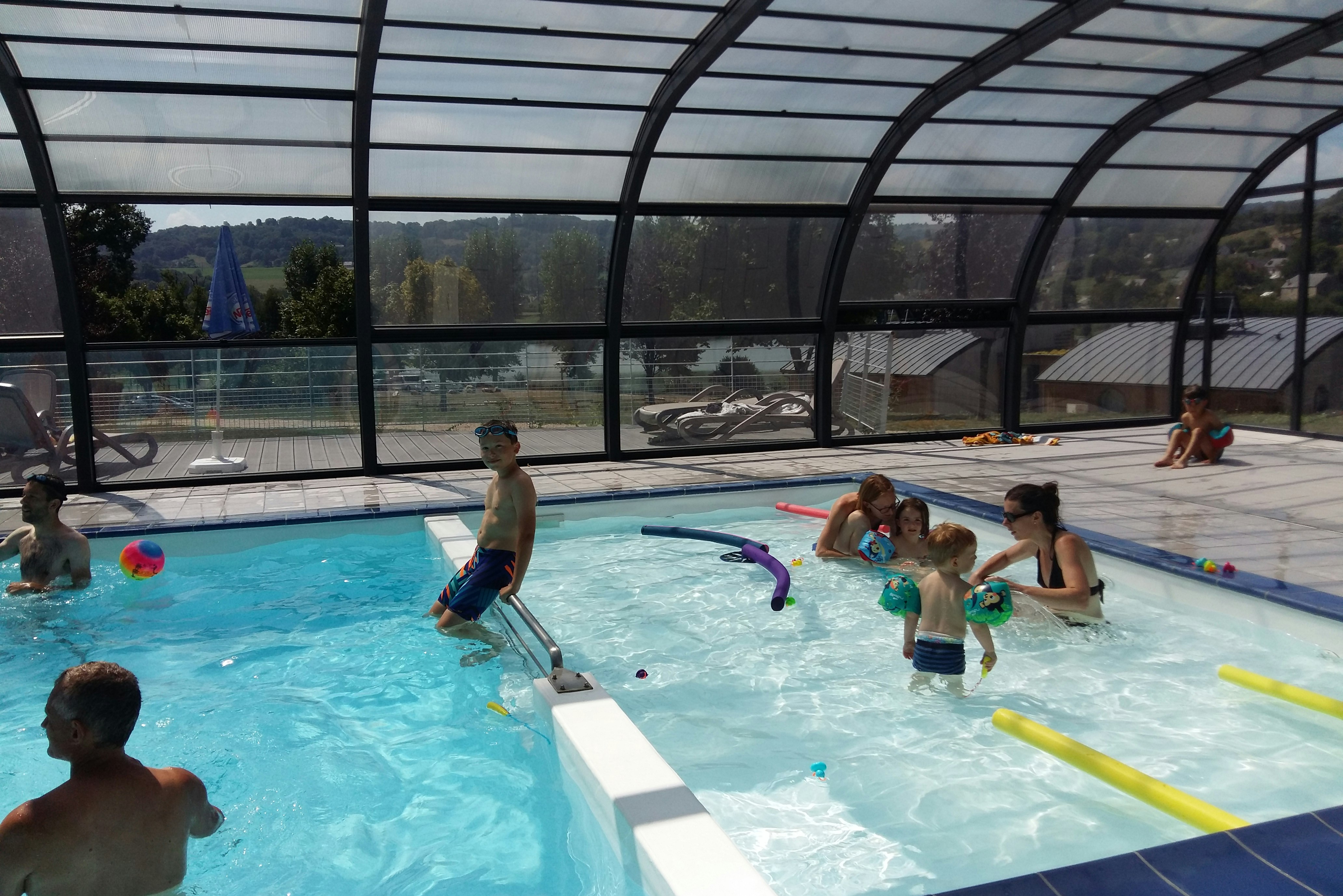 Village vacances du Lac de Menet - Überdachter Pool auf dem Campingplatz