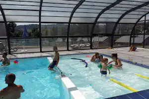 Village vacances du Lac de Menet - Überdachter Pool auf dem Campingplatz