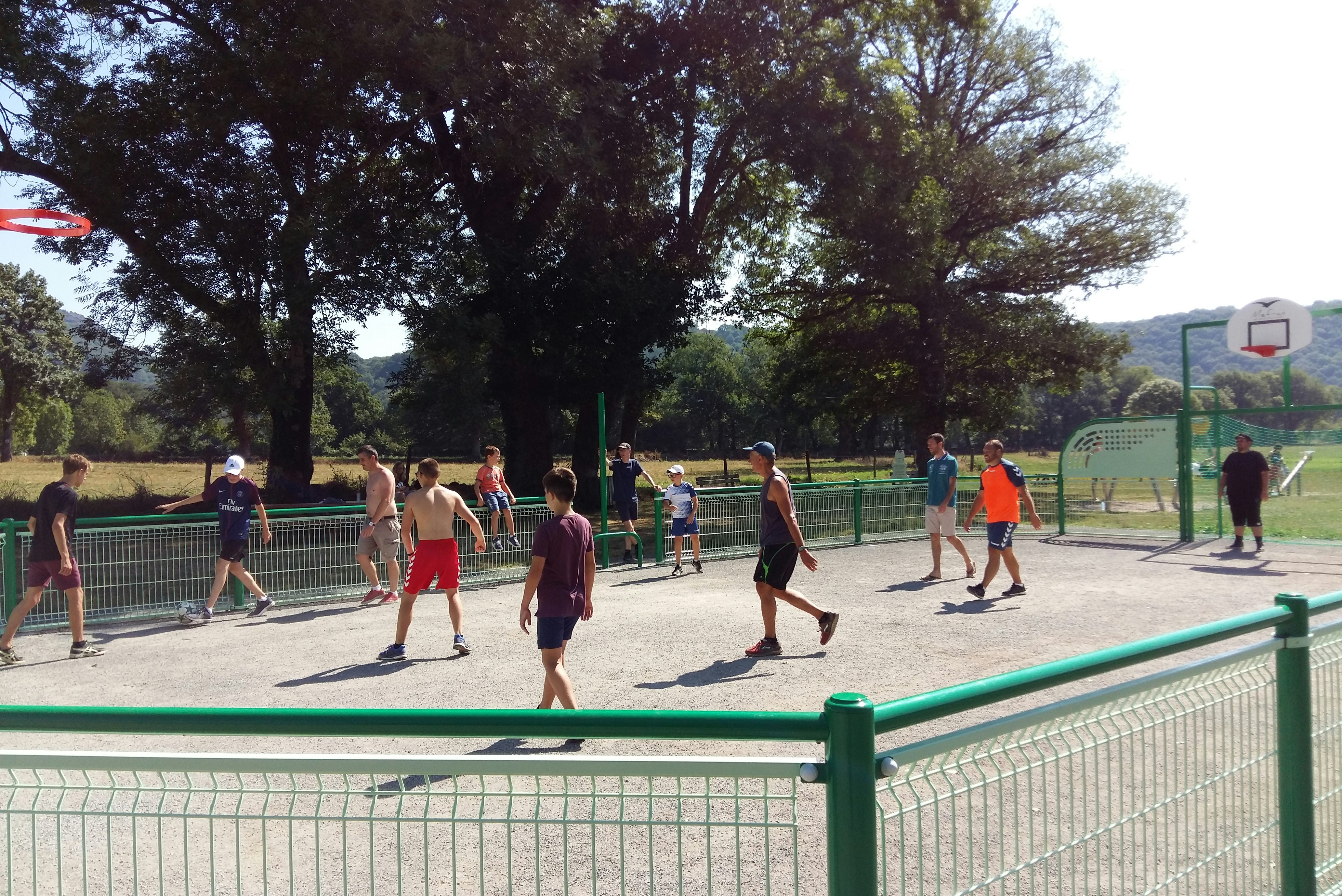 Village vacances du Lac de Menet - Mehrzwecksportplatz auf dem Campingplatz