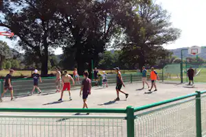 Village vacances du Lac de Menet - Mehrzwecksportplatz auf dem Campingplatz