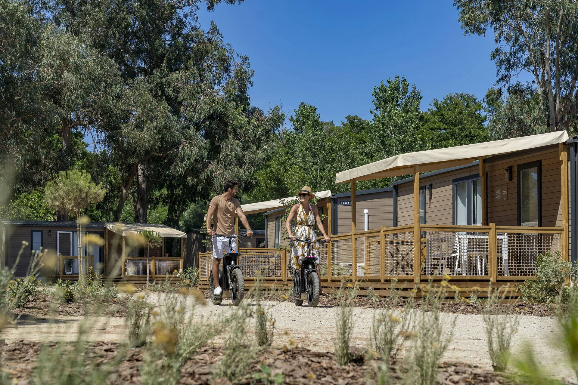 Village Vacances Sandaya Cap Sud - Gäste fahren gemeinsam Fahrrad auf dem Campingplatz