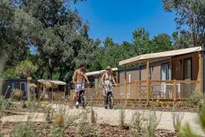 Village Vacances Sandaya Cap Sud - Gäste fahren gemeinsam Fahrrad auf dem Campingplatz