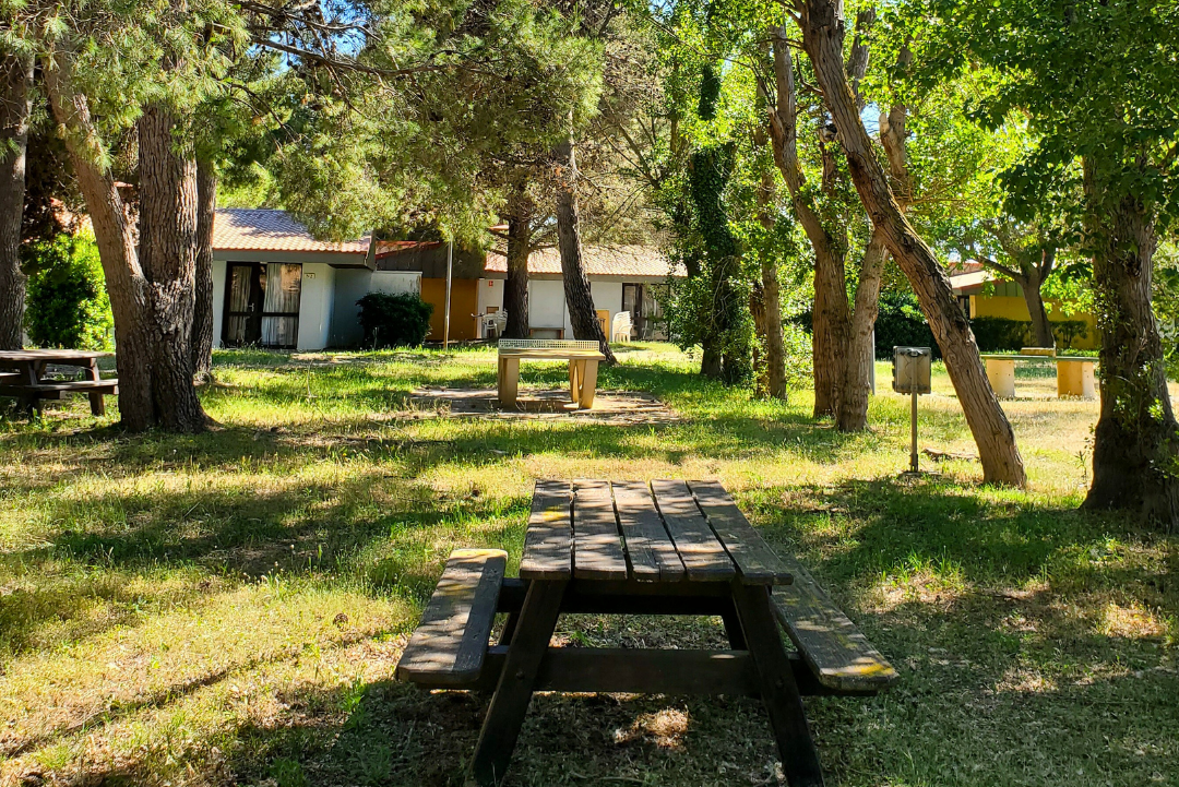 Village vacances ULVF – Canopéa - Picknicktisch auf dem Campingplatz