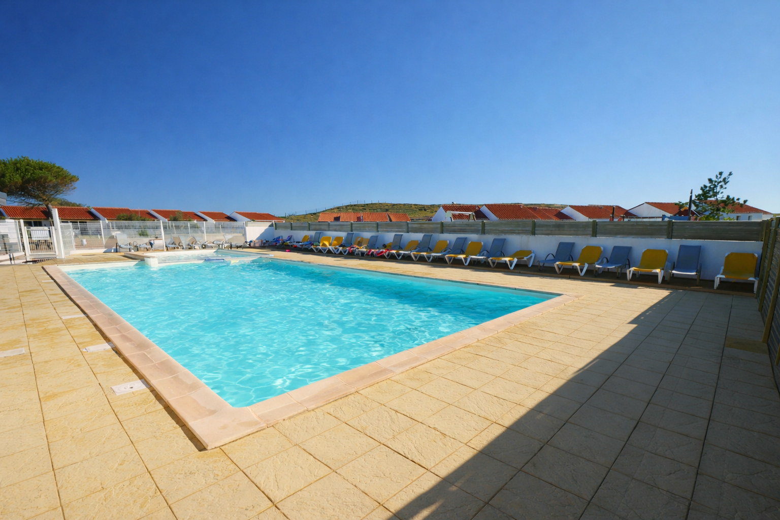 Village vacances ULVF – La Grande Dune  - Pool im Freien mit Liegestühlen