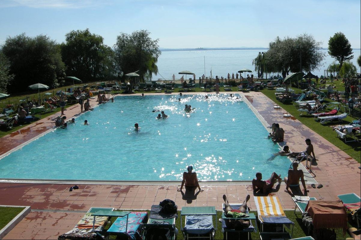 Villaggio Albergo Le Tre Isole - Campingplatzgäste erfrischen sich im Pool im Freien 