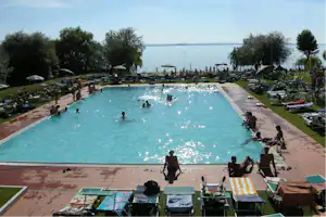 Villaggio Albergo Le Tre Isole - Campingplatzgäste erfrischen sich im Pool im Freien