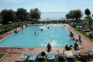 Villaggio Albergo Le Tre Isole - Campingplatzgäste erfrischen sich im Pool im Freien
