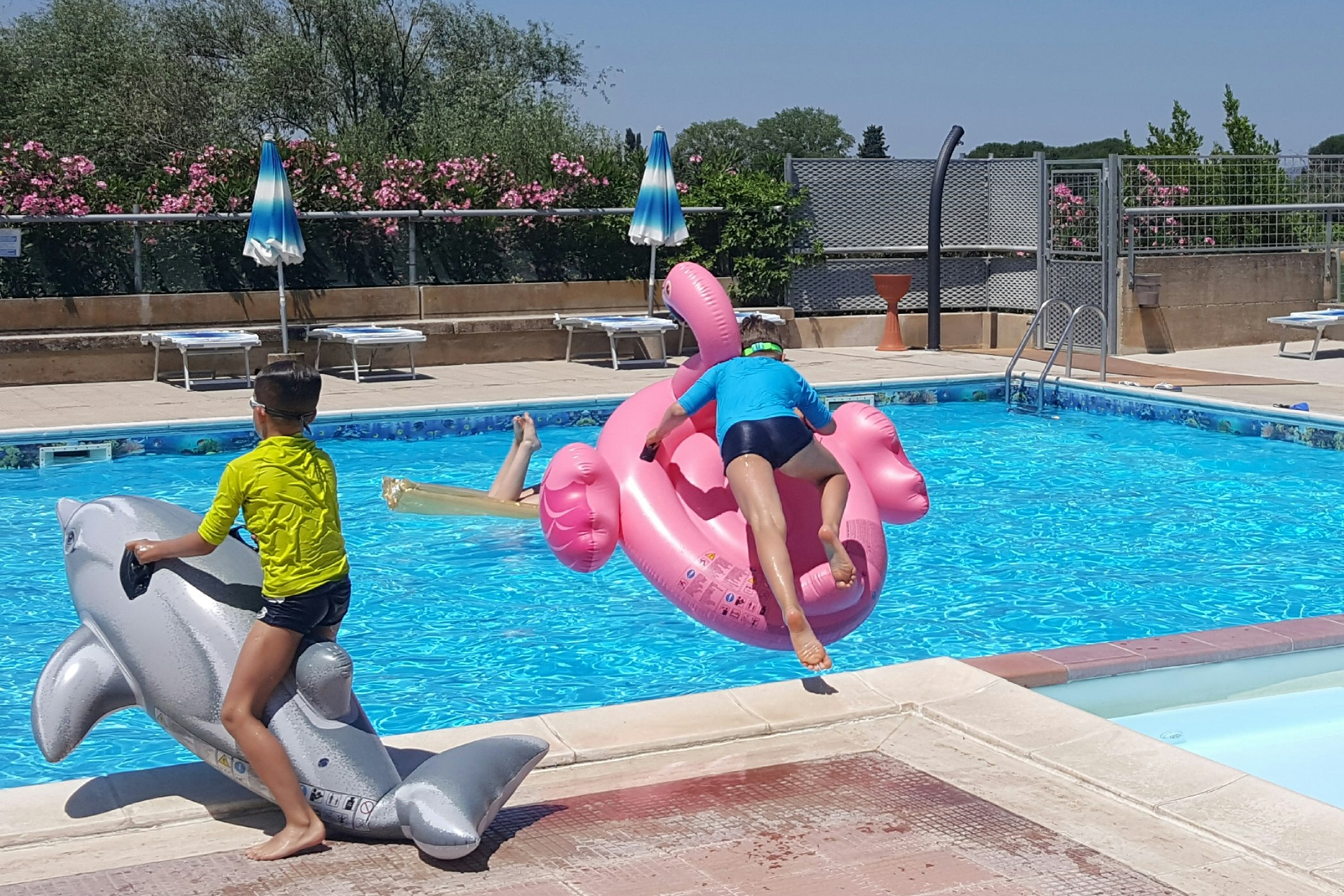 Villaggio Albergo Le Tre Isole - Kinder spielen im Pool des Campingplatzes
