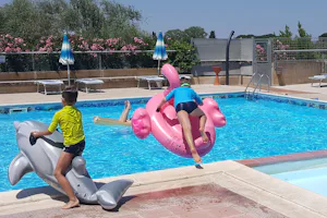 Villaggio Albergo Le Tre Isole - Kinder spielen im Pool des Campingplatzes