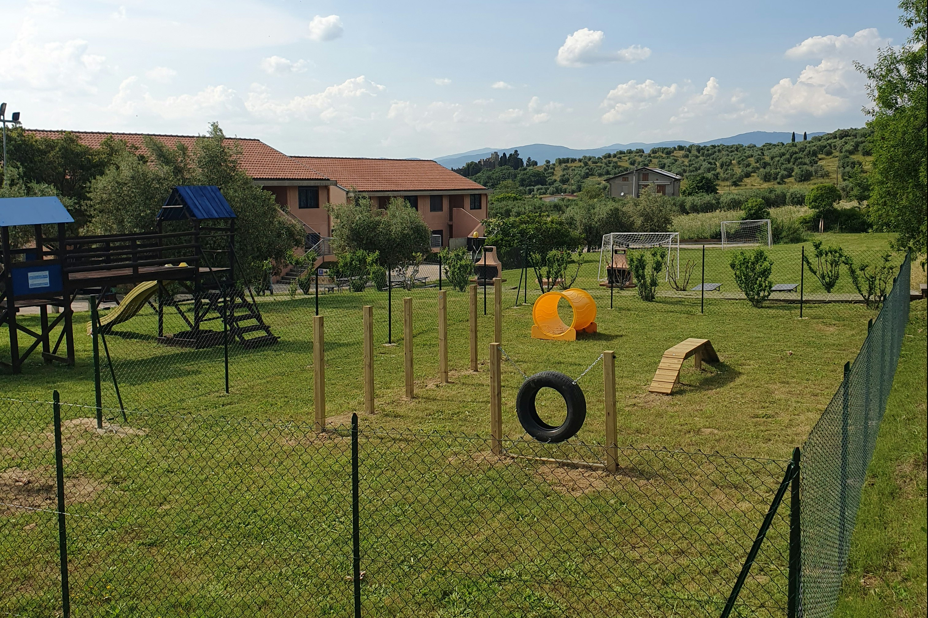 Villaggio Albergo Le Tre Isole - Kinderspielplatz im Grünen