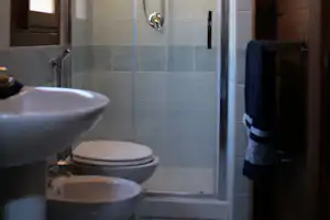 Villaggio Camping Calapineta - Badezimmer in einem Mobilheim