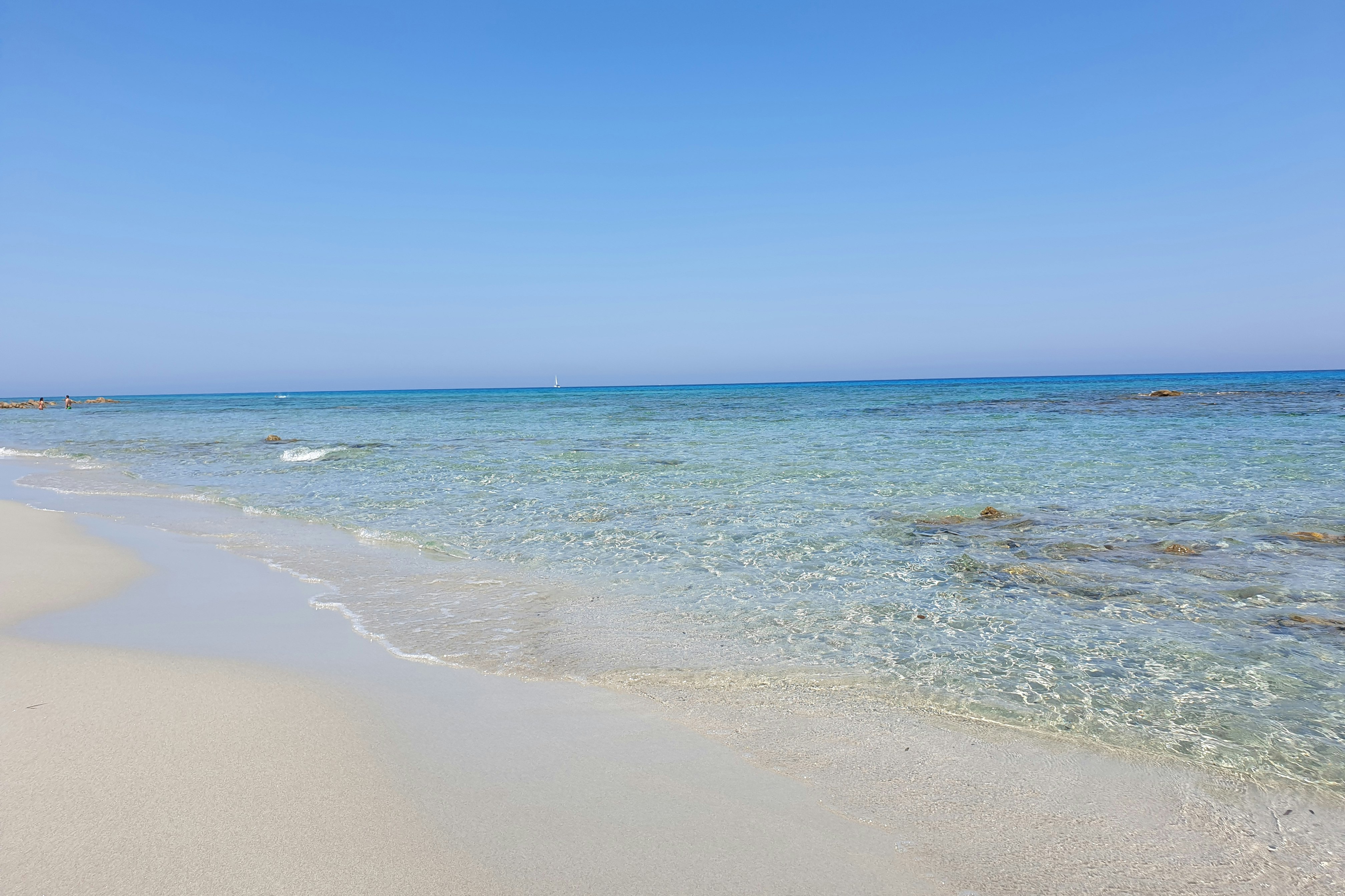 Villaggio Camping Calapineta - Blick auf den Sandstrand mit klarem Wasser