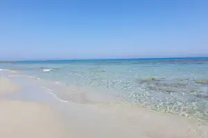 Villaggio Camping Calapineta - Blick auf den Sandstrand mit klarem Wasser