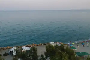 Villaggio Camping Calypso - Blick auf den Wohnwagen- und Zeltstellplatz vom Campingplatz mit direktem Zugang zum Mittelmeer