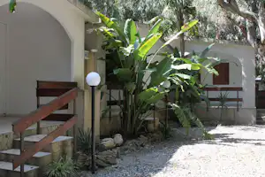 Villaggio Camping Calypso - Mobilheime vom Campingplatz zwischen Bäumen