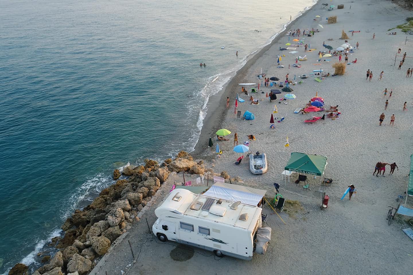Villaggio Camping Calypso  -  Stellplatz am Strand vom Campingplatz aus der Vogelperspektive