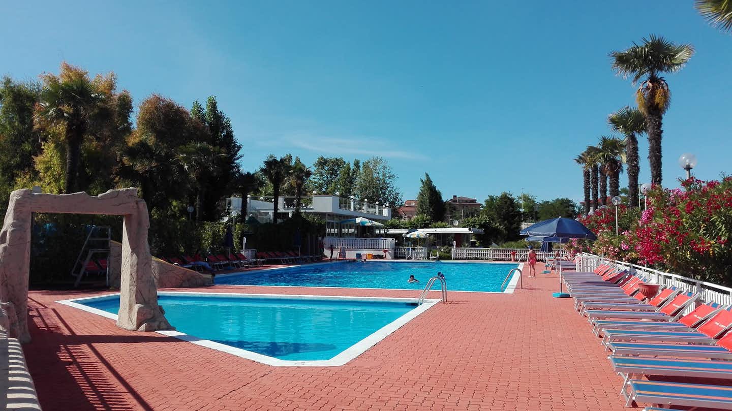 Villaggio Camping Costa d'Argento - Campingplatzanlage mit Pool und Liegestühlen in der Sonne