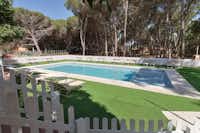Villaggio Camping Is Arenas - Outdoor-Pool mit Liegestühlen
