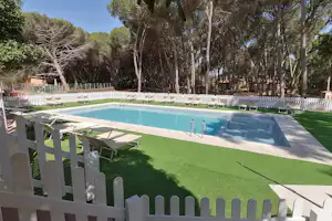 Villaggio Camping Is Arenas - Outdoor-Pool mit Liegestühlen