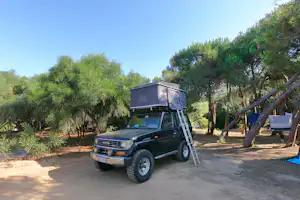 Villaggio Camping Is Arenas - Park- und Stellplätze im Schatten der Bäume