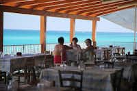 Villaggio Camping La Scogliera  -  Restaurant vom Campingplatz mit Terrasse und Blick auf das Mittelmeer