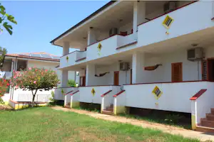 Villaggio Camping La Scogliera - Außenansicht von den Appartements auf dem Campingplatz