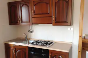 Villaggio Camping La Scogliera - Küche vom Appartement auf dem Campingplatz