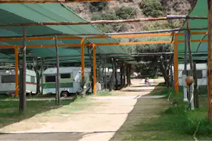 Villaggio Camping La Scogliera - überdachter Stellplatz auf dem Campingplatz