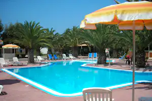 Villaggio Camping Maris - Pool mit Liegestühlen und Sonnenschirmen auf dem Campingplatz